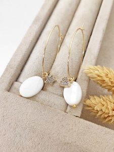 Luja Bijoux Pozłacane kolczyki-kreole z masą perłową i cyrkoniami rozmiar: onesize. Białe kolczyki Luja Bijoux, z cyrkonią, pozłacane. Za 54,95 zł.
