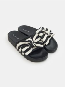 Klapki z dużą kokardą w paski - wielobarwny. Klapki Sinsay, bez wzorów, bez obcasa. Za 39,99 zł.