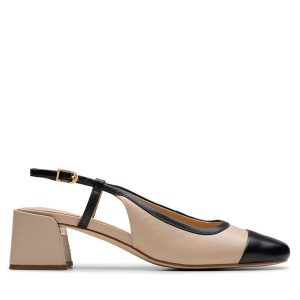 Sandały Clarks. Brązowe sandały Clarks, bez wzorów, bez obcasa, na słupku, bez zapięcia. Za 409,99 zł.