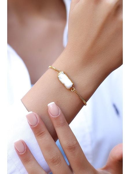 L'Atelier de Gaia Pozłacana bransoletka rozmiar: onesize. Białe bransoletki L'Atelier de Gaia, z perłą, pozłacane. Za 65,69 zł.