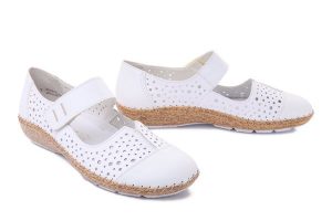 RIEKER 44880-80 white, półbuty letnie damskie. Białe półbuty Rieker, na lato, w ażurowe wzory, bez obcasa, bez zapięcia. Za 223,93 zł.