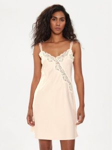 Lauren Ralph Lauren Koszula nocna ILN31684 Różowy Regular Fit. Czerwone koszule nocne Lauren Ralph Lauren, bez wzorów, z syntetyku, bez ramiączek. Za 299,99 zł.