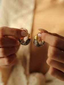 Pierres delicates Pozłacane kolczyki-kreole z masą perłową rozmiar: onesize. Szare kolczyki Pierres delicates, z perłą, pozłacane. Za 43,99 zł.