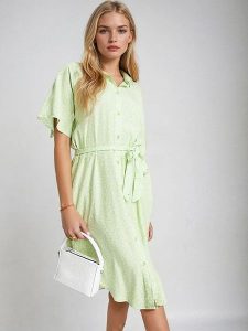 Monki Sukienka w kolorze zielonym rozmiar: L. Zielone sukienki Monki, na co dzień, l, bez wzorów, z tkaniny, bez kołnierzyka, bez ramiączek, midi, proste. Za 39,99 zł.