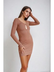 Monki Sukienka w kolorze jasnobrązowym rozmiar: M. Brązowe sukienki Monki, m, bez wzorów, bez kołnierzyka, bez ramiączek, mini. Za 39,99 zł.