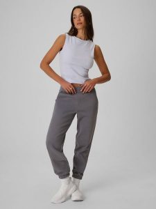 4F Spodnie dresowe joggery damskie - szare XXL. Szare spodnie dresowe 4f, xxl, bez wzorów, z dresówki. Za 129,99 zł.