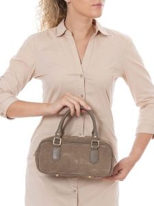 Lia Biassoni Skórzana torebka "Suede" w kolorze szarobrązowym - 27 x 14 x 12 cm rozmiar: onesize. Brązowe torebki klasyczne Lia Biassoni, bez wzorów, z materiału, przez ramię, bez dodatków. Za 260,99 zł.