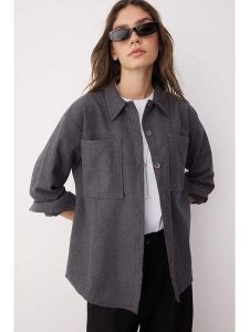 Trendyol Koszula w kolorze antracytowym rozmiar: 38. Czarne koszule Trendyol, bez wzorów, bez kołnierzyka, bez ramiączek. Za 95,92 zł.