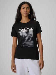 4F T-shirt regular z nadrukiem damski - czarny XL. Czarne t-shirty 4f, xl, bez wzorów, z bawełny, bez kołnierzyka, bez ramiączek. Za 69,99 zł.