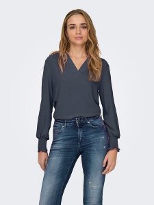 ONLY Bluzka w kolorze granatowym rozmiar: M. Niebieskie bluzki ONLY, m, bez wzorów, bez kołnierzyka, bez ramiączek. Za 118,56 zł.