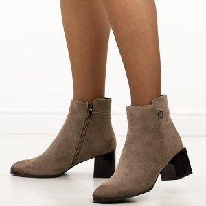 Khaki zamszowe botki damskie na obcasie Potocki 12743. Brązowe botki POTOCKI, na jesień, z aplikacjami, z dzianiny, z okrągłym noskiem, bez obcasa, na obcasie, bez zapięcia. Za 219,00 zł.