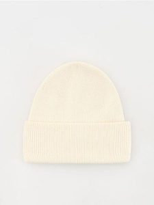 Czapka beanie z wiskozą - złamana biel. Czapki Reserved, bez wzorów, z wiskozy. W wyprzedaży za 19,99 zł.