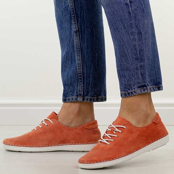 Pomarańczowe ażurowe skórzane półbuty damskie S.Barski 7080. Brązowe półbuty S.BARSKI, na jesień, w ażurowe wzory, z jeansu, bez obcasa, na płaskiej podeszwie, bez zapięcia. Za 249,00 zł.