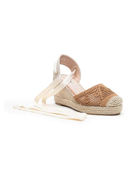 Foreverfolie Sandały w kolorze jasnobrązowym na koturnie rozmiar: 40. Brązowe sandały Foreverfolie, bez wzorów, bez obcasa, na koturnie, bez zapięcia. Za 52,30 zł.