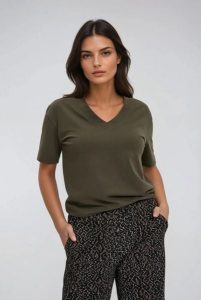 T-shirt z dekoltem w serek oliwkowy. Zielone t-shirty MOODO, m, bez wzorów, z bawełny, bez kołnierzyka, bez ramiączek. Za 39,99 zł.