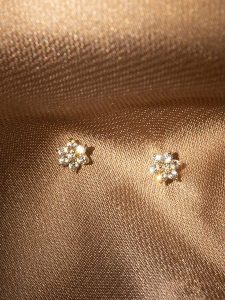 OR ÉCLAT Złote kolczyki-wkrętki "For Her" z cyrkoniami rozmiar: onesize. Żółte kolczyki OR ÉCLAT, z cyrkonią, złote. Za 221,88 zł.