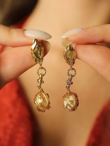 Pierres de Jade Pozłacane kolczyki-wkrętki z perłami rozmiar: onesize. Brązowe kolczyki Pierres de Jade, z perłą, pozłacane. Za 30,99 zł.