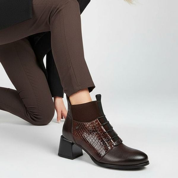 Botki damskie Armodo, skórzane na klocku eleganckie za kostkę zapinane na zamek, czekolada, 60503. Brązowe botki Armodo, bez wzorów, ze skóry, za kostkę, bez obcasa, na obcasie, bez zapięcia. Za 359,00 zł.