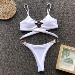 Bikini plażowe z ozdobnymi kółkami SueElle. Bikini Intica, bez wzorów, ze skóry. Za 149,00 zł.