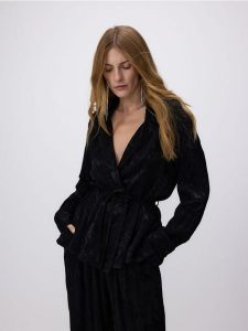 Koszula z ozdobnym wiązaniem - czarny. Czarne koszule Reserved, l, bez wzorów, z tkaniny, bez kołnierzyka, bez ramiączek. W wyprzedaży za 119,99 zł.