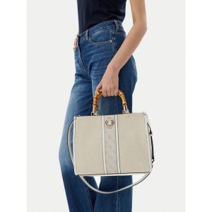 Torebka Guess. Białe listonoszki Guess, z aplikacjami, bez dodatków. Za 234,99 zł.