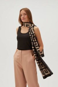 Szalik w geometryczny wzór czarny. Czarne szaliki MOODO, bez wzorów, z poliesteru. W wyprzedaży za 39,99 zł.