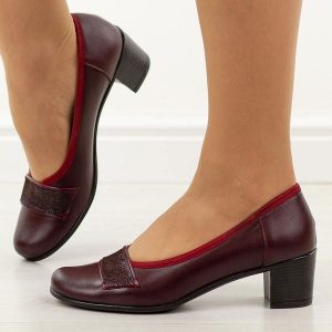 Bordowe skórzane Polskie czółenka damskie na obcasie Gregors 1048. Czerwone czółenka Gregors, z aplikacjami, ze skóry, z okrągłym noskiem, bez obcasa, na obcasie, bez zapięcia. Za 349,00 zł.