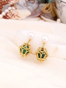 L'Atelier de Gaia Pozłacane kolczyki-wkrętki z perłami rozmiar: onesize. Białe kolczyki L'Atelier de Gaia, z agatem, pozłacane. Za 60,99 zł.