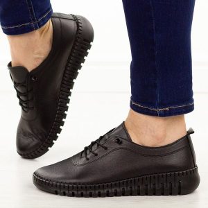 Czarne skórzane półbuty damskie T.Sokolski 4000. Czarne półbuty Sokolski, na jesień, bez wzorów, z jeansu, z okrągłym noskiem, bez obcasa, na płaskiej podeszwie, bez zapięcia. Za 249,00 zł.