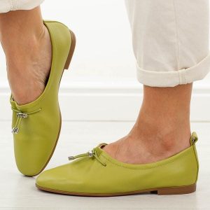 Zielone skórzane półbuty damskie T.Sokolski w26-236. Zielone półbuty Sokolski, na jesień, bez wzorów, z jeansu, bez obcasa, bez zapięcia. W wyprzedaży za 251,10 zł.