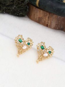 Pierres de Jade Pozłacane kolczyki-wkrętki z perłami i cyrkoniami rozmiar: onesize. Białe kolczyki Pierres de Jade, z cyrkonią, pozłacane. Za 39,99 zł.