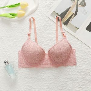 Biustonosz push-up koronkowy z regulowanymi ramiączkami Tony. Czerwone biustonosze Intica, bez wzorów, z koronki. Za 89,00 zł.