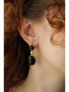 L'Atelier de Gaia Pozłacane kolczyki z onyksami rozmiar: onesize. Czarne kolczyki L'Atelier de Gaia, z onyksem, pozłacane. Za 43,99 zł.