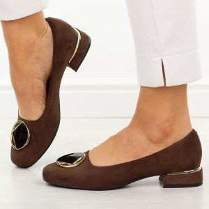 Czekoladowe zamsz Polskie czółenka damskie Suzana 2520. Brązowe czółenka Suzana, z aplikacjami, z zamszu, bez obcasa, na obcasie, bez zapięcia. Za 249,00 zł.