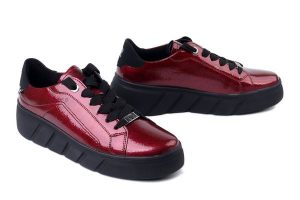 RIEKER W2601-35 red, półbuty damskie. Czerwone półbuty Rieker, bez wzorów, bez obcasa, bez zapięcia. Za 347,01 zł.
