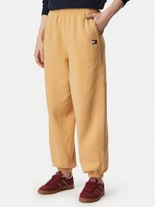 Tommy Jeans Spodnie dresowe Badge DW0DW23536 Beżowy Regular Fit. Brązowe spodnie dresowe Tommy Jeans, xxs, bez wzorów, z bawełny. Za 329,99 zł.