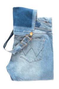 WRANGLER BIB INDIGO RULES W26RLO86H. Niebieskie kombinezony Wrangler, s, bez wzorów, z jeansu, retro, bez kołnierzyka, bez ramiączek. Za 209,99 zł.