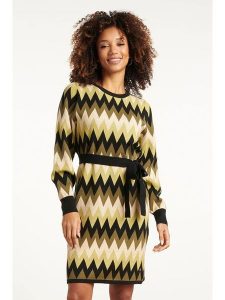 Smashed Lemon Sukienka dzianinowa w kolorze oliwkowo-zielonym rozmiar: XXL. Brązowe sukienki Smashed Lemon, na co dzień, xxl, bez wzorów, z dzianiny, bez kołnierzyka, bez ramiączek, midi, proste. Za 161,34 zł.