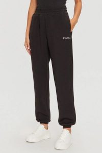 GUESS Czarne damskie spodnie dresowe Cecilia. Czarne spodnie dresowe Guess, m, z aplikacjami, z dresówki. W wyprzedaży za 309,99 zł.