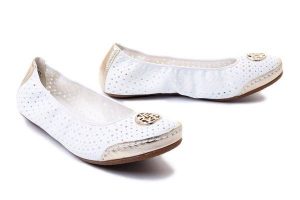 RIEKER 41459-80 white, baleriny/czółenka damskie. Białe balerinki Rieker, w ażurowe wzory, z kauczuku, bez obcasa, bez zapięcia. Za 259,90 zł.