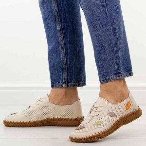 Beżowe ażurowe skórzane półbuty damskie Jezzi 8544. Brązowe półbuty Jezzi, na jesień, w ażurowe wzory, z jeansu, z okrągłym noskiem, bez obcasa, na płaskiej podeszwie, bez zapięcia. Za 199,00 zł.