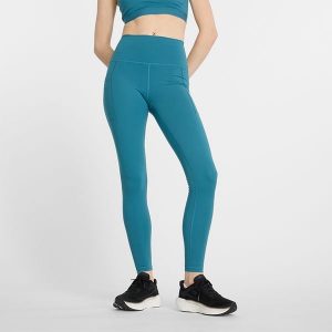Legginsy damskie New Balance WP41275TEI – niebieskie. Niebieskie legginsy New Balance, bez wzorów, z materiału, z podwyższonym stanem. Za 169,99 zł.