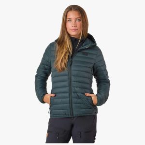 Kurtka outdoor hiking damska Swedemount Lofoten Hood Jacket wodoodporna. Zielone kurtki SWEDEMOUNT, bez wzorów, z puchu, bez kaptura. Za 499,99 zł.