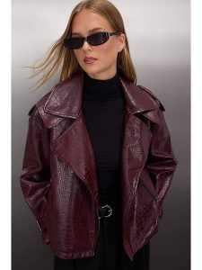 Trendyol Kurtka w kolorze bordowym ze skóry syntetycznej rozmiar: XS. Czerwone kurtki Trendyol, xs, bez wzorów, ze skóry, bez kaptura. Za 131,43 zł.