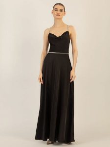 APART Sukienka w kolorze czarnym rozmiar: 34. Czarne sukienki Apart, bez wzorów, z satyny, bez kołnierzyka, bez ramiączek, maxi. Za 364,95 zł.