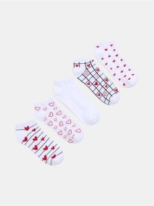Prążkowane skarpetki ze wzorem 5 pack - biały. Białe skarpetki Sinsay, bez wzorów, prążkowane. Za 9,99 zł.