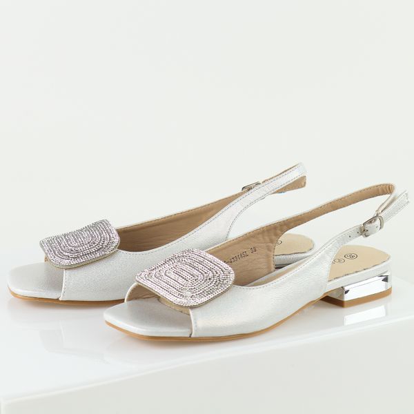 Srebrne sandały damskie na obcasie Potocki 43314. Szare sandały POTOCKI, z aplikacjami, ze skóry, bez obcasa, na obcasie, bez zapięcia. Za 169,00 zł.