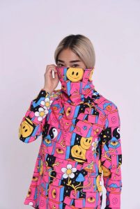 Damska koszulka termoaktywna z wysokim dekoltem Trippy Hippy. Czerwone koszule nocne OOSC, bez wzorów, z materiału, bez ramiączek. Za 294,99 zł.