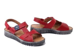 MANITU 910327-04 rot, sandały damskie. Czerwone sandały Manitu, bez wzorów, ze skóry, bez obcasa, bez zapięcia. Za 229,42 zł.