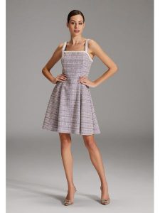 SWING Sukienka w kolorze szarym rozmiar: 38. Szare sukienki Swing, bez wzorów, bez kołnierzyka, bez ramiączek, midi, rozkloszowane. Za 235,50 zł.